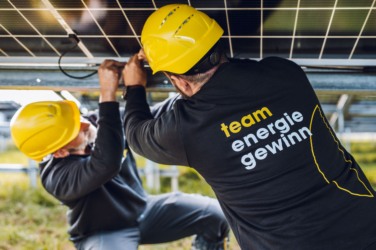 Team Energiegewinn. Teamwork beim Bau und Montag von PV-Anlagen.