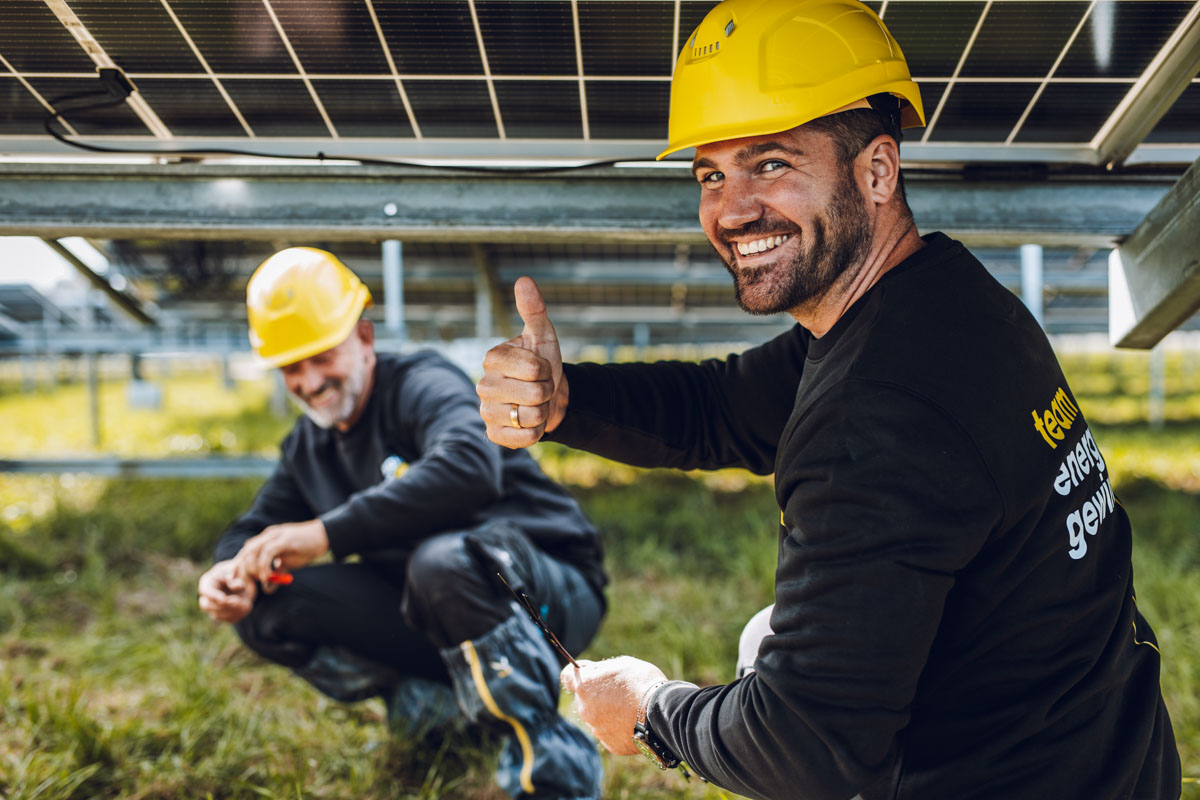 Team Energiegewinn. Teamwork beim Bau und Montag von PV-Anlagen.